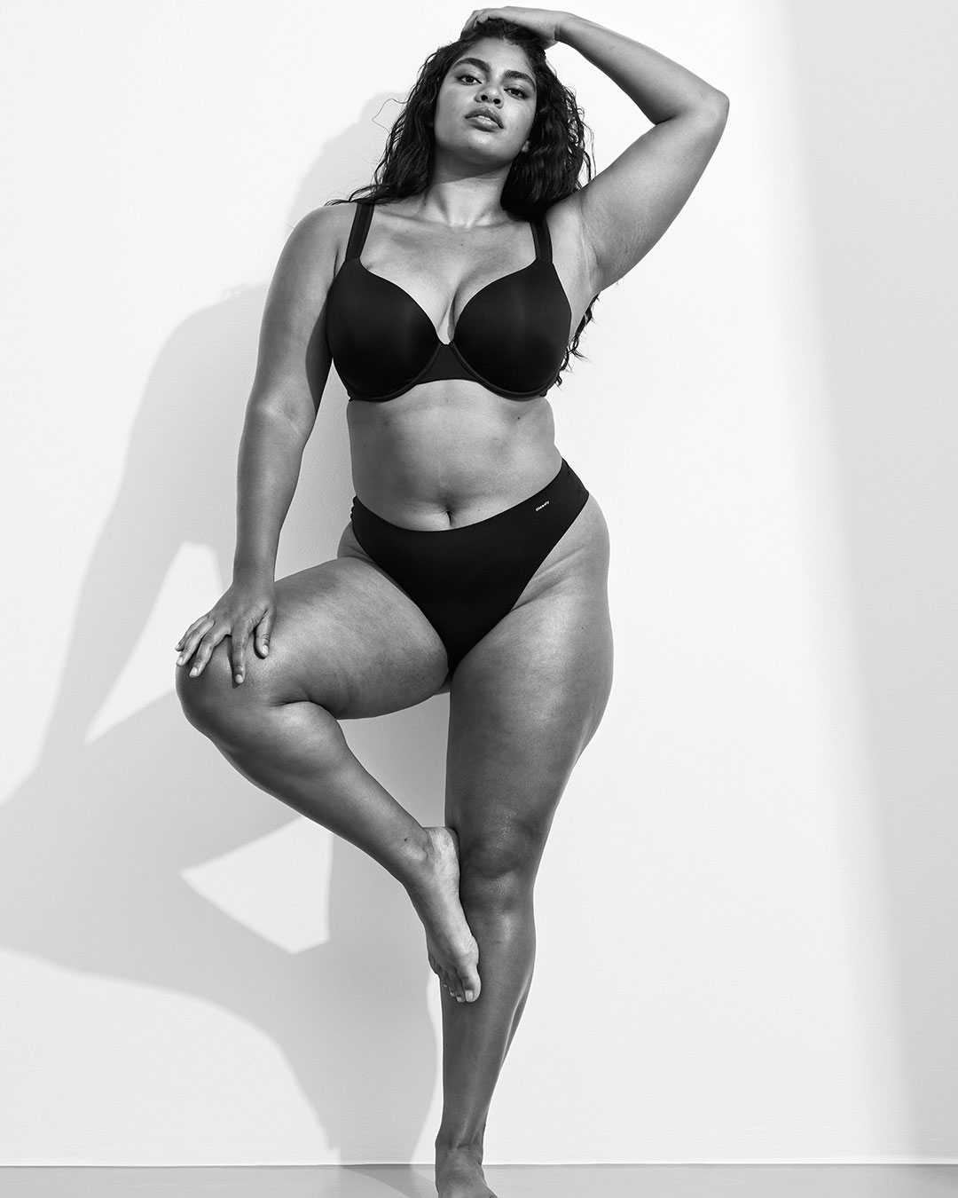 En svartvit bild på en kvinna i svarta underkläder